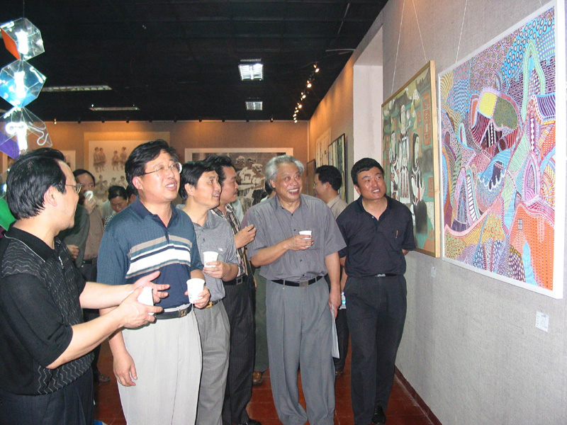 6月20日上午，我校美术系在王城校区举行2003届毕业生作品汇报展。图为校领导和嘉宾正在我校美术馆观看画展