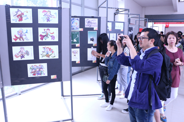 师生观展