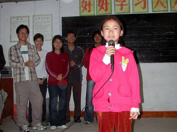 我校师生与华江中心小学学生进行联欢。