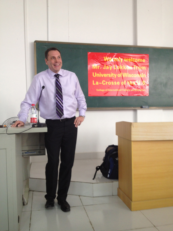 Jay Lokken先生给国际文化教育学院中美学生做讲座