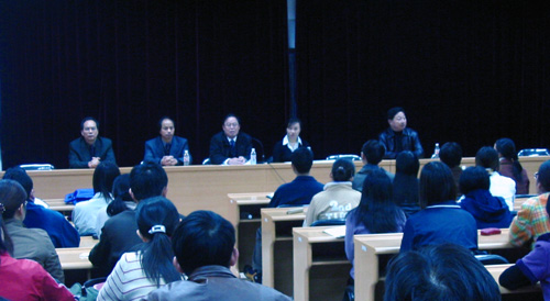 图为王红博士（右二）在讲座现场受到我校师生的热烈欢迎。