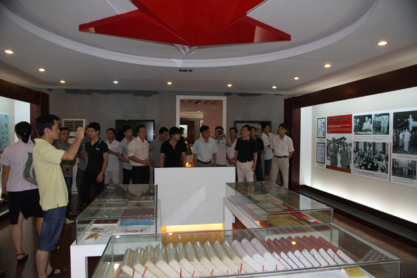 越南PSC国际语言培训中心学员在参观纪念馆