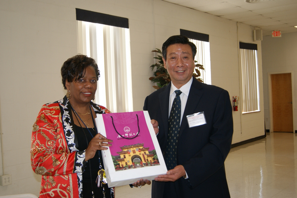 副校长陈洪江向圣奥斯汀大学赠送礼品