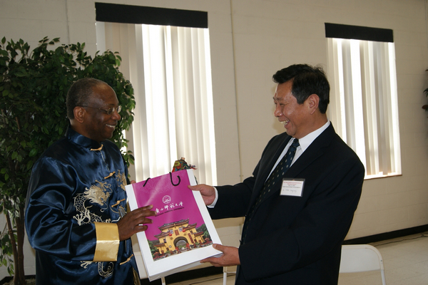 副校长陈洪江向美主办方赠送礼品
