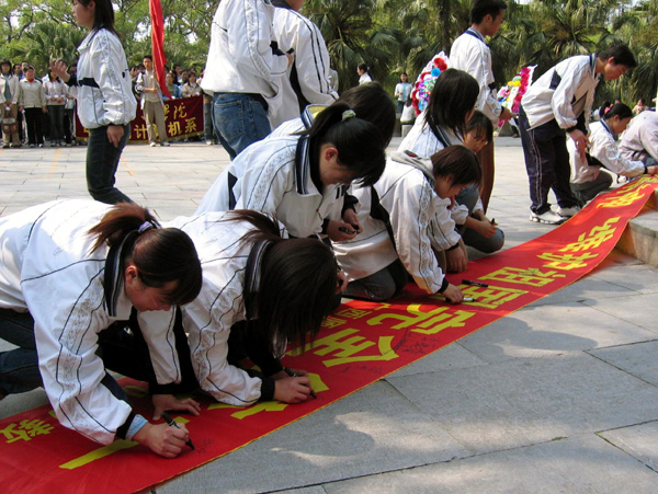 同学们现场签名，反对国家分裂。