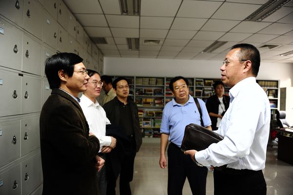 考察组一行参观华中师范大学教育部人文社会科学重点基地