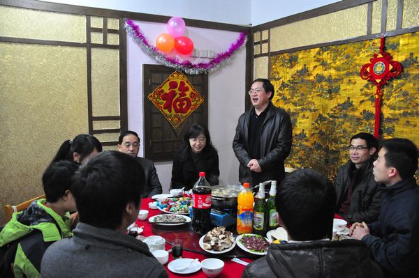 团拜会上,校党委副书记唐仁郭祝愿大家度过一个愉快的新春佳节