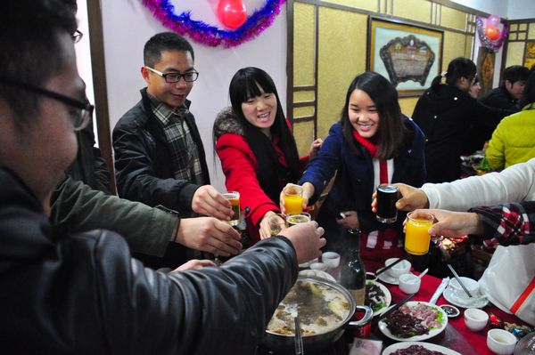 同学们在饭桌上举杯贺岁,开怀畅谈