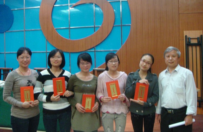 参加广西高校大学生化学实验技能竞赛的我校获奖选手与领队教师（左一、右一）合影