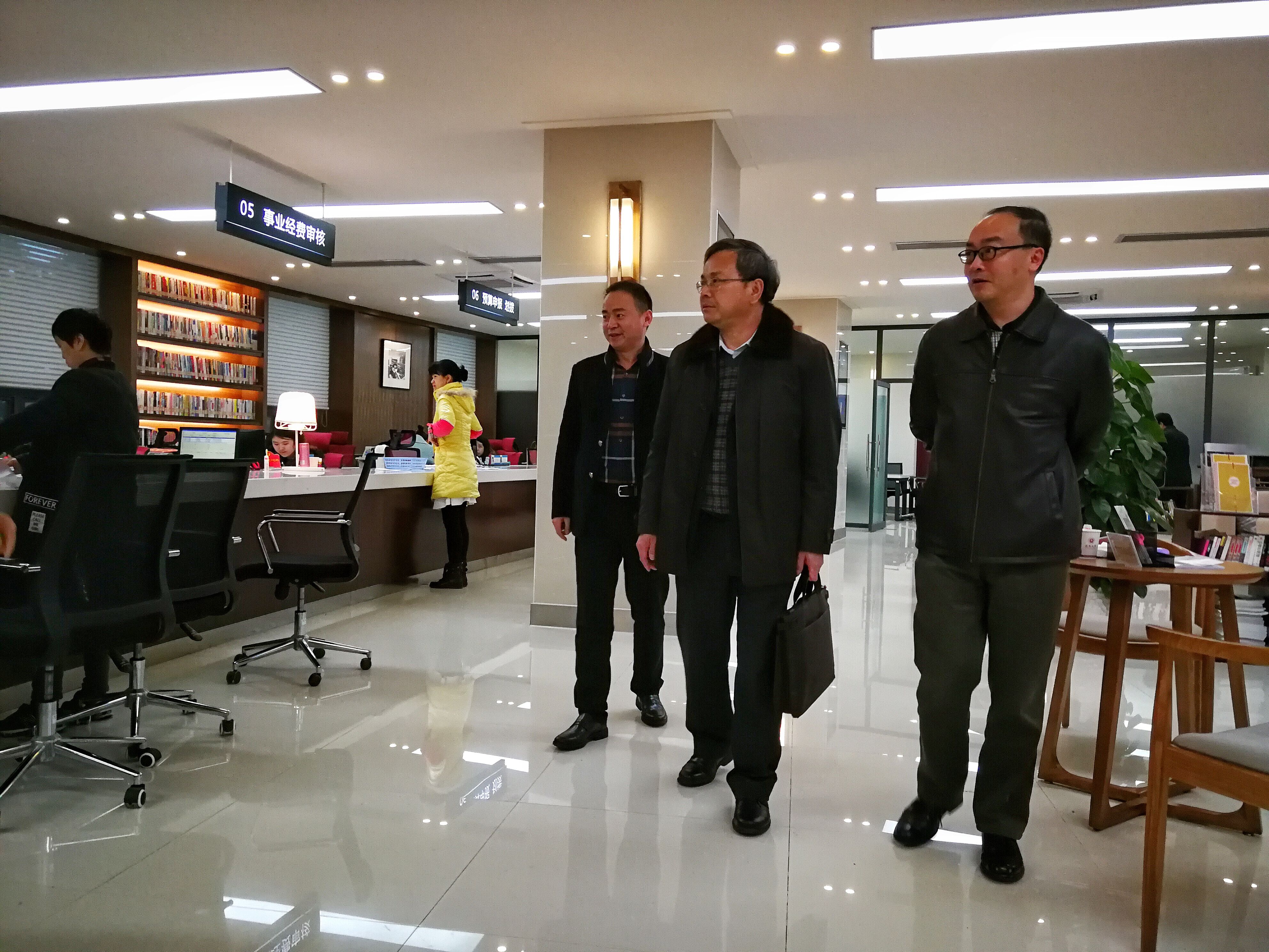 考察一站式服务大厅.jpg