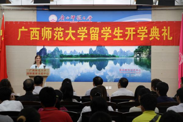 留学生代表费兰花（俄罗斯籍）发言