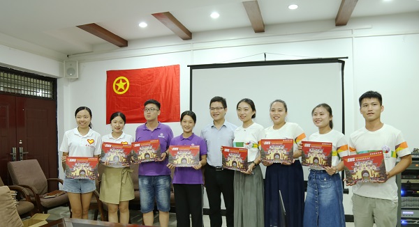 第四届研究生支教团成员领取研究生录取通知书.jpg