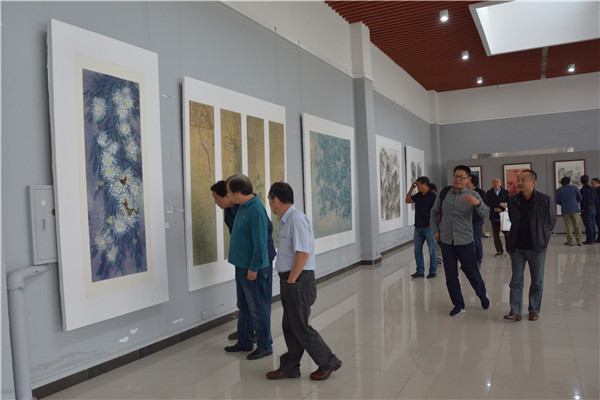 专家组参观研究生作品展.jpg