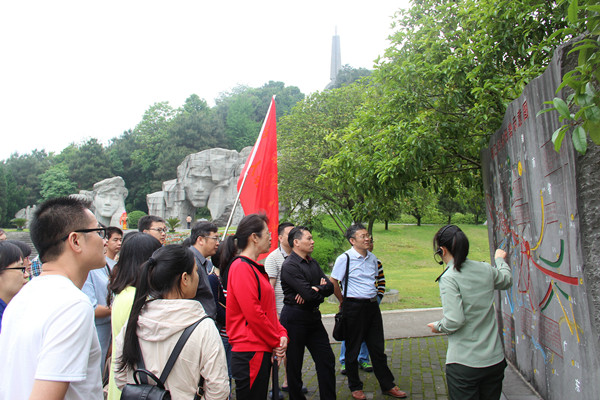 听取讲解员                    </div></div>
                                <!--新闻内容结束-->

                                <div class=