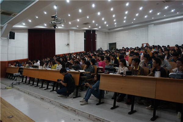 讲座现场（大学生通讯社 实习记者奉偲茗 摄）