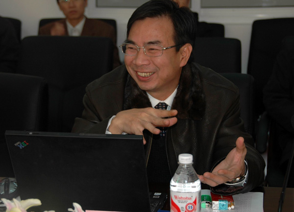 药用资源化学与药物分子工程实验室主任梁宏教授代表实验室做建设工作汇报。