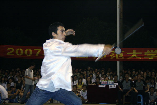 双节棍表演。