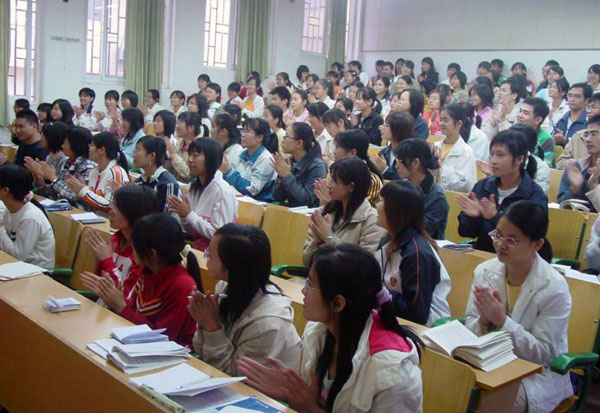 同学们认真听讲座。