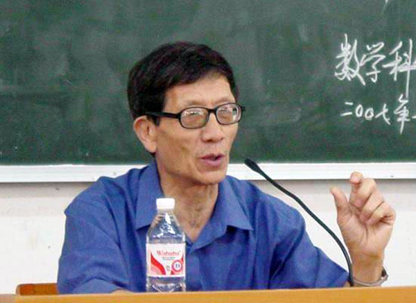 定光桂教授在做讲座。