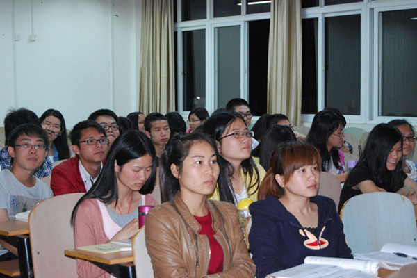同学们在认真学习习总书记讲话内容