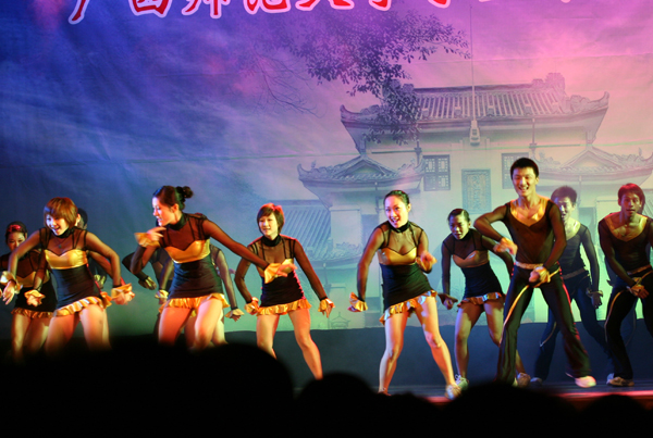 体育学院学生勇夺2007年中国全明星啦啦队锦标赛暨2008年世界啦啦队锦标赛选拔赛之舞蹈啦啦队冠军的《啦啦操》。