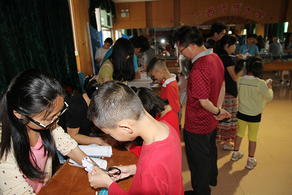 小朋友到兴华科学探究馆参观