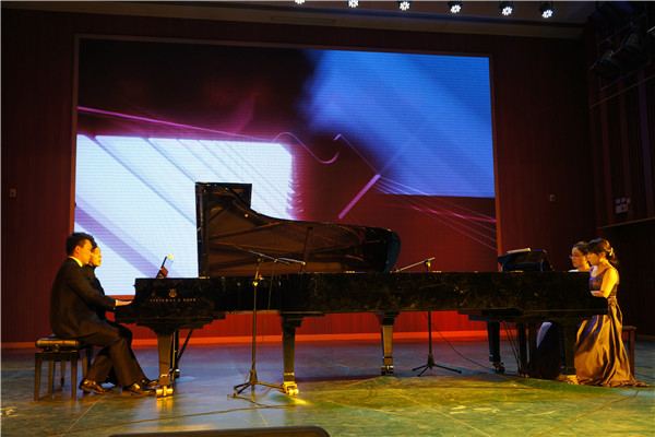 钢琴八手联弹《祝酒歌》(大学生通讯社陶颖 蔡彬彬 黄敏静 奉偲茗 摄)