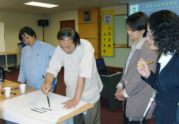 黎东明博士为马华公会中央党校在职研究生现场演示运笔技法。