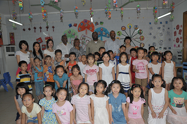 代表团成访问幼儿园