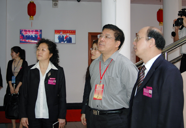 沈孝本教授（右二）走访国际文化教育学院。