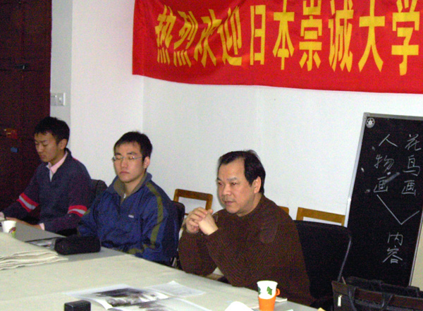桂林市政协副主席、美术学院白晓军副教授（右一）在给日本学生上课。