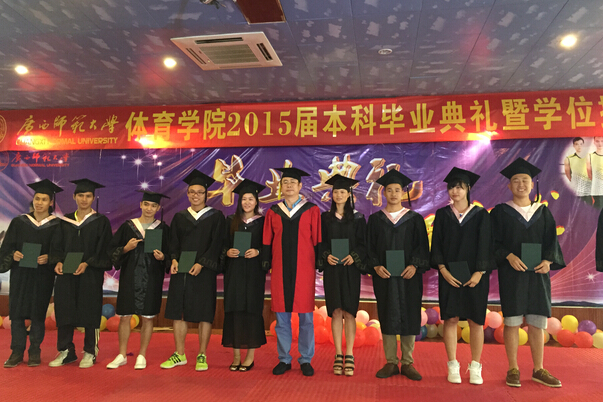 学院领导和毕业生合影