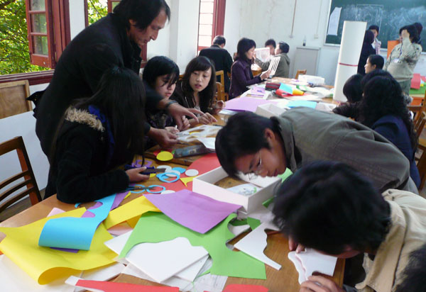 崇城大学艺术学部的星加民雄教授为我校美术学院学生开设讲座。