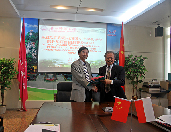 梁宏校长与印尼玛琅国立大学苏巴诺校长签订两校合作框架协议书