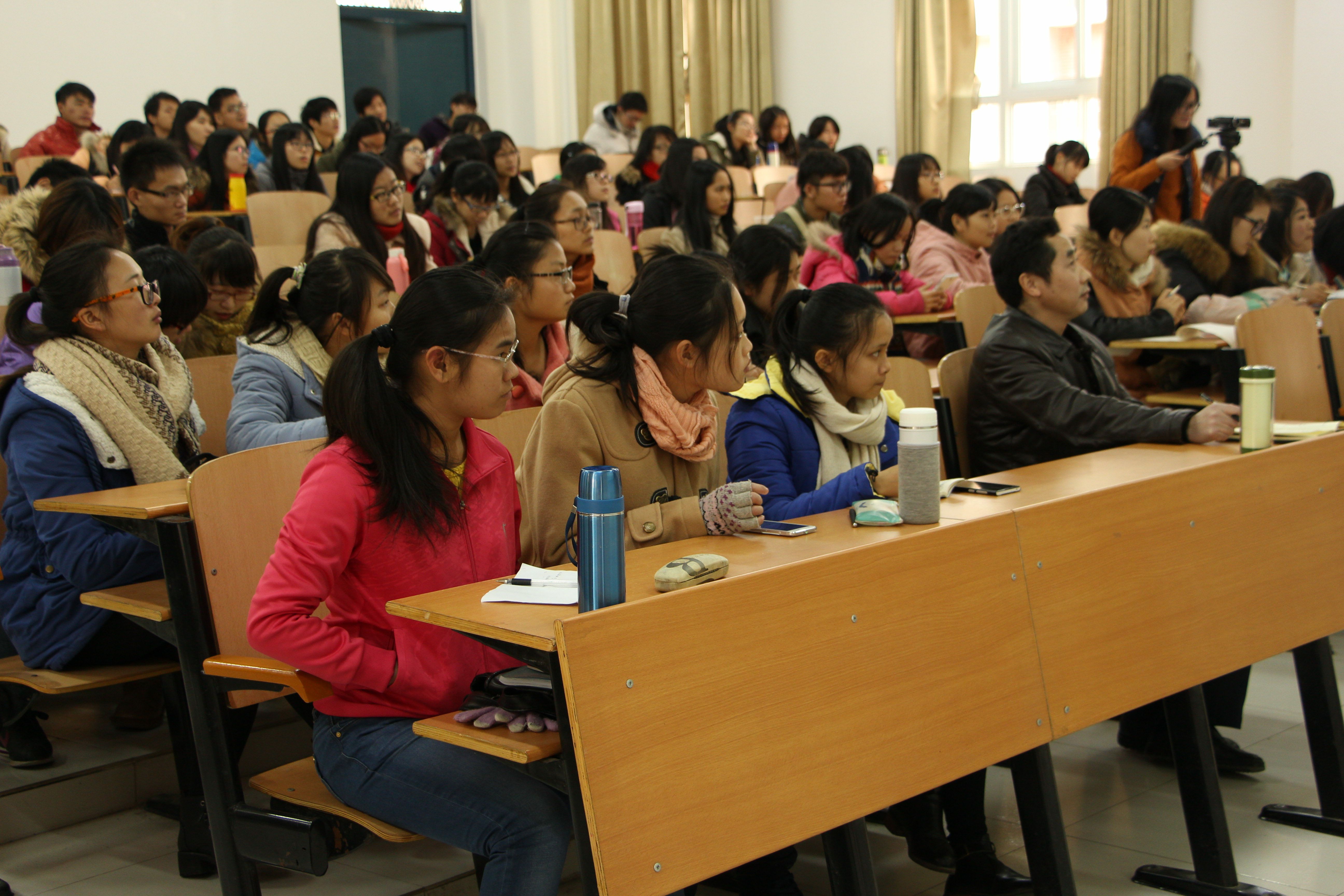 同学们认真聆听讲座