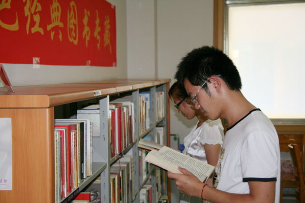 育才校区图书馆红色经典图书专柜,同学们在竞相翻看经典图书
