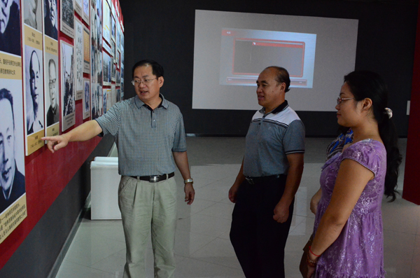 唐仁郭副书记带桂林医学院的领导参观校史馆