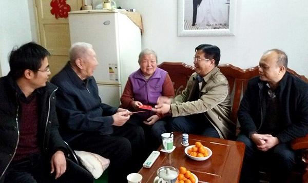 慰问离休干部庄之机夫妇.jpg 慰问离休干部庄之机夫妇.jpg