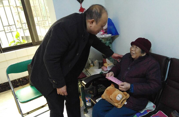 慰问退休干部张忠如老师.jpg 慰问退休干部张忠如老师.jpg