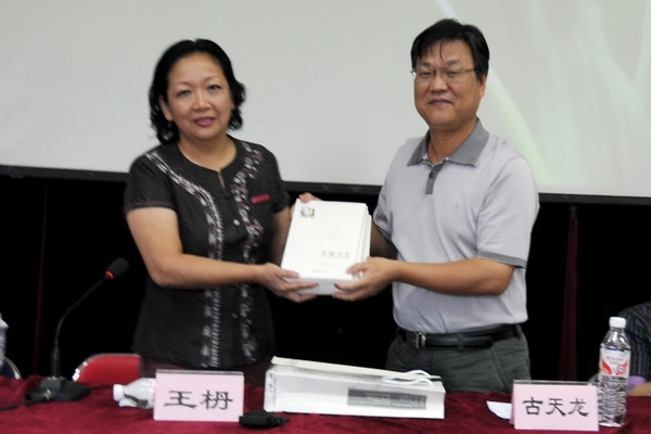 王枬书记代表我校向桂林电子科技大学赠送图书《美丽女生》（桂林电子科技大学 供图）