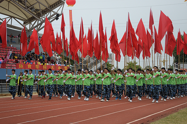 由计算机科学与信息工程学院组成的红旗队(大学生通讯社 陈芳芳 摄)