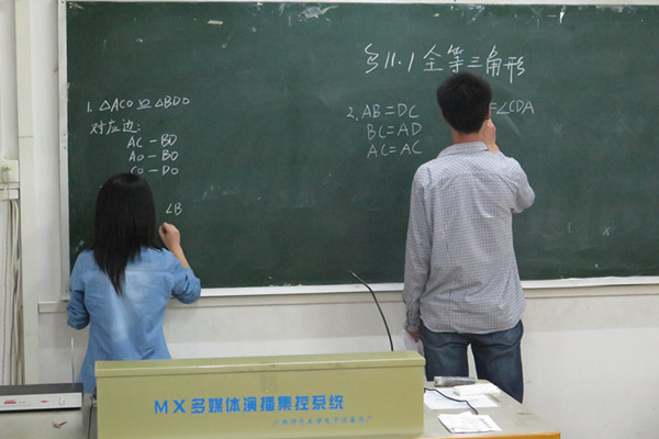 同学们积极上台做题
