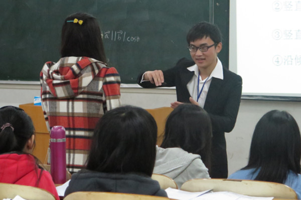 选手讲课时积极与学生互动