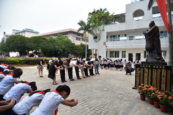 向孔子像行三鞠躬礼.JPG