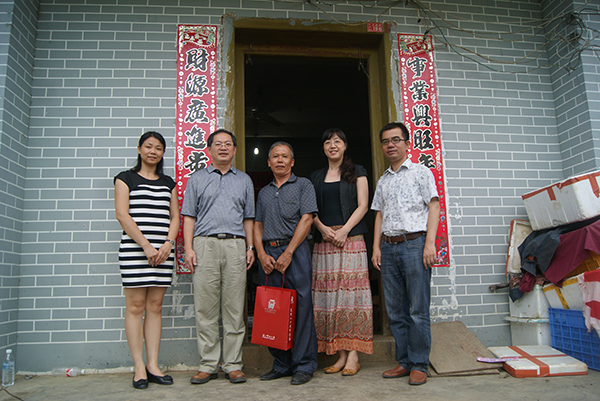 学校领导老师与学生家长合影