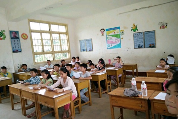 支教团成员在为同学们上课.jpg