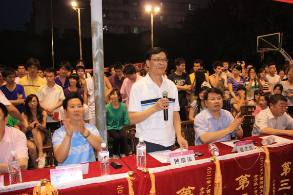 钟瑞添副校长宣布“篮球之夜”活动开始