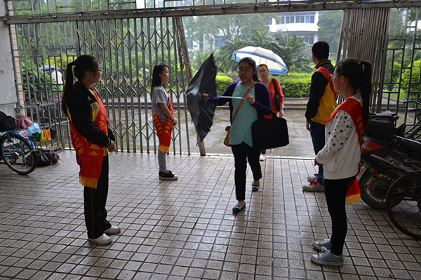 在理科综合楼设置的“五早一晚两杜绝”学生督查岗