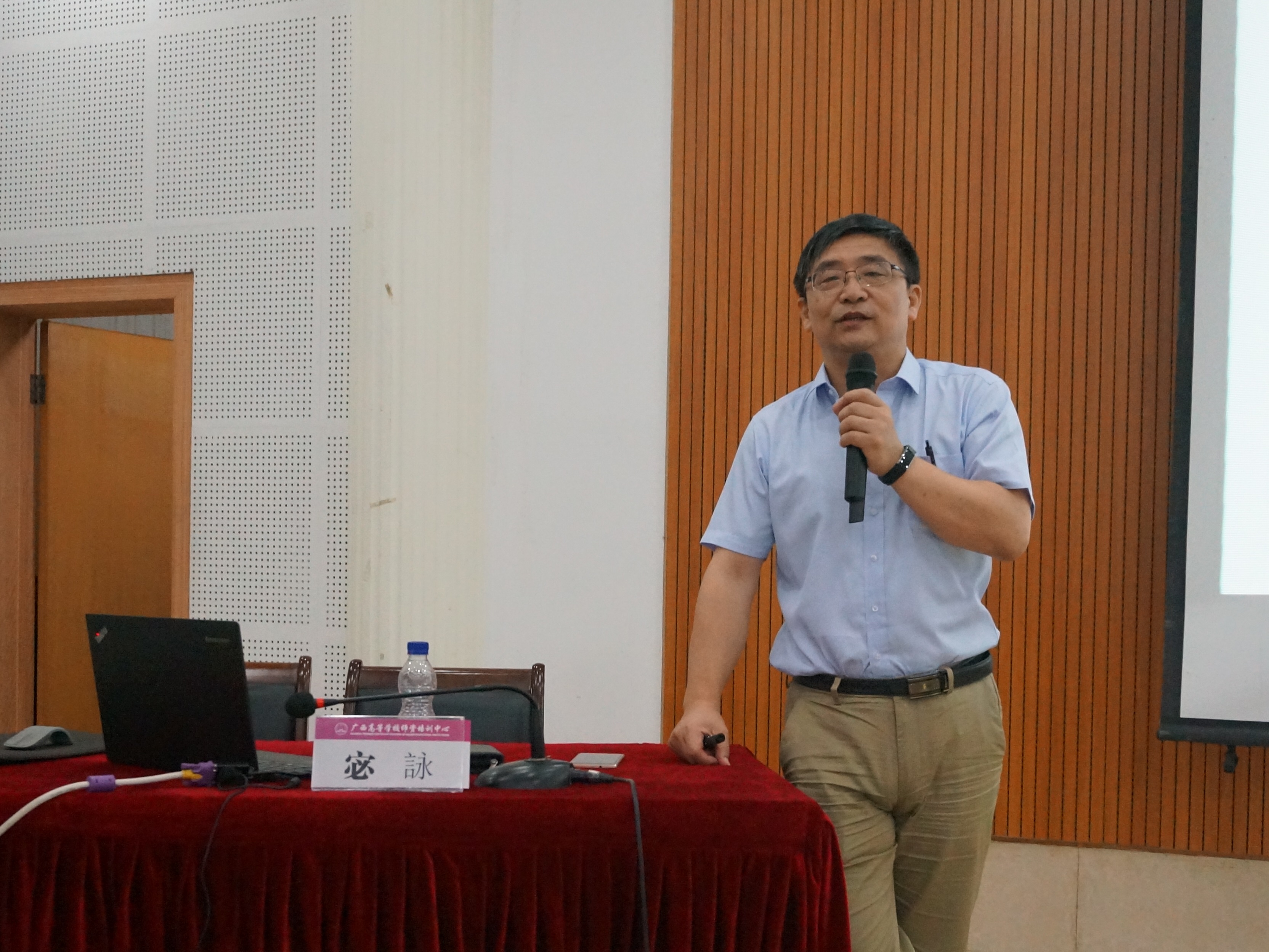 4 教育部专家宓詠教授做专题讲座.JPG 4 教育部专家宓詠教授做专题讲座.JPG