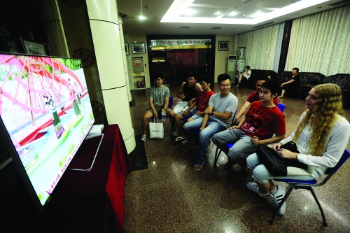 广西师大育才校区的留学生也高兴地收看了“歌从漓江来”端午特别节目。记者　唐侃　摄